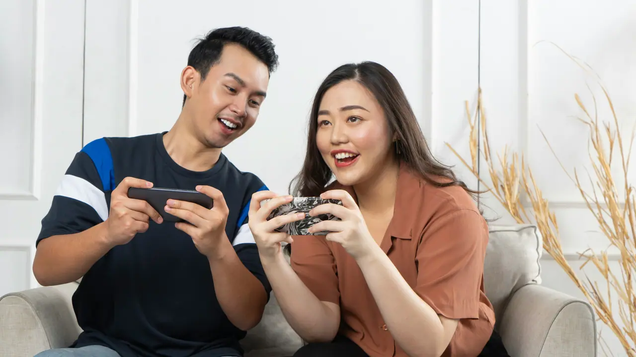 Casal olhando ofertas no celular