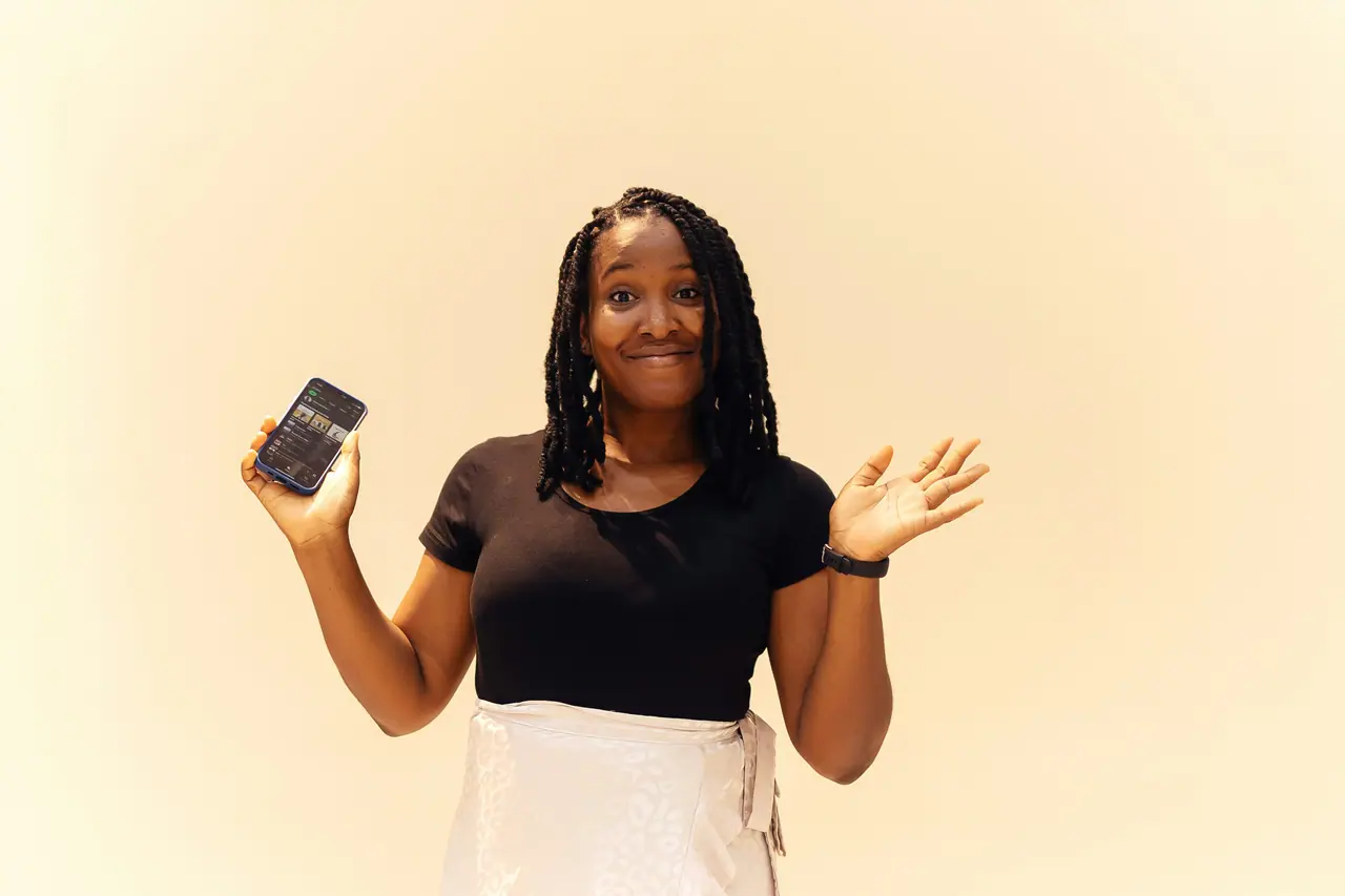 Mulher sorrindo segurando o celular